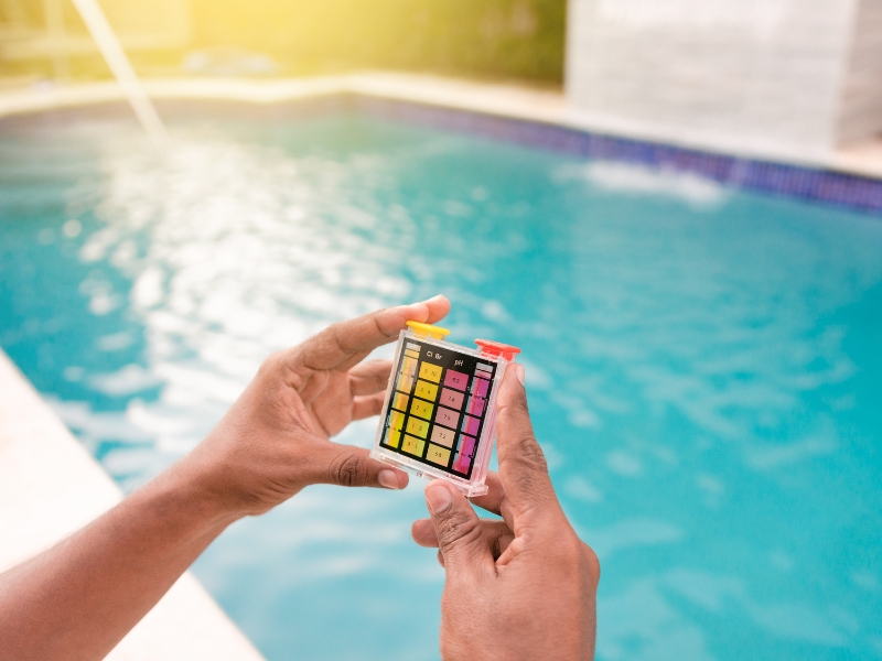 Misurazione dei livelli di cloro in piscina