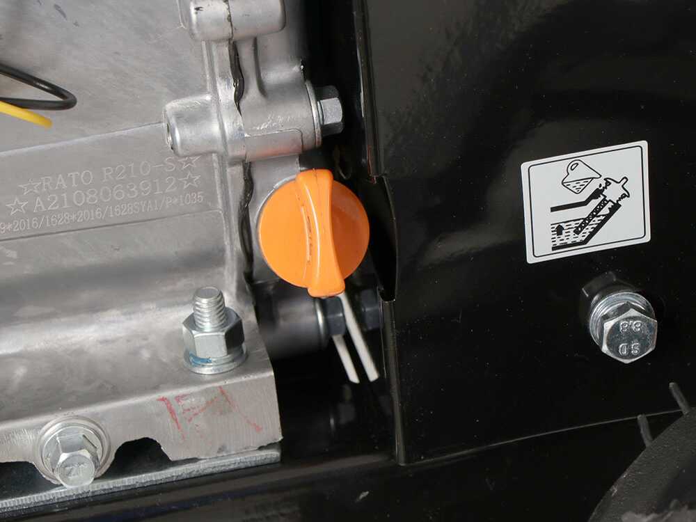Dettaglio del tappo del serbatoio dell'olio motore Dettaglio del tappo del serbatoio dell'olio motore
